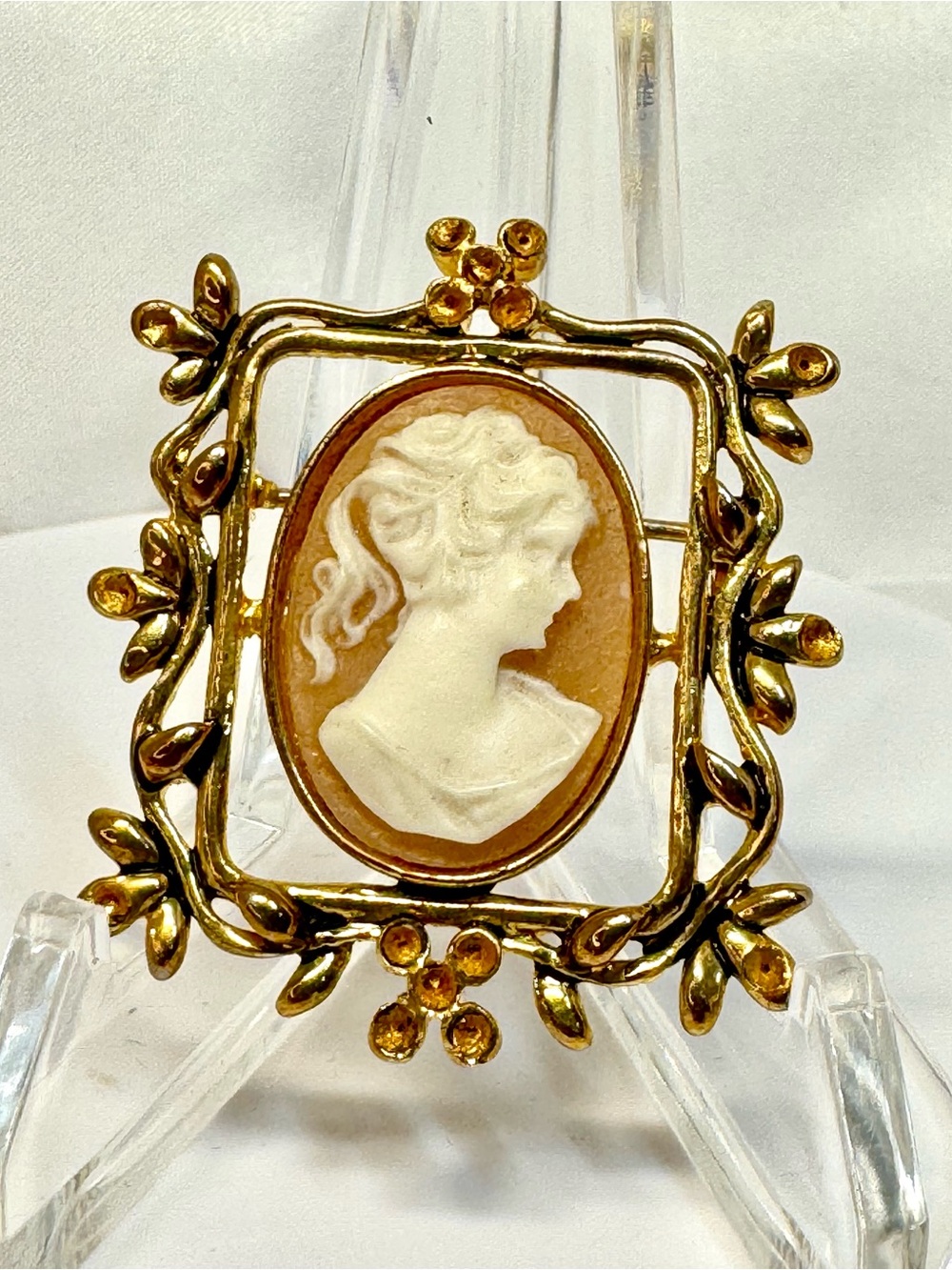 Vintage Style Gold-Tone Cameo Brooch with Cream Cameo-Picture Frame Style